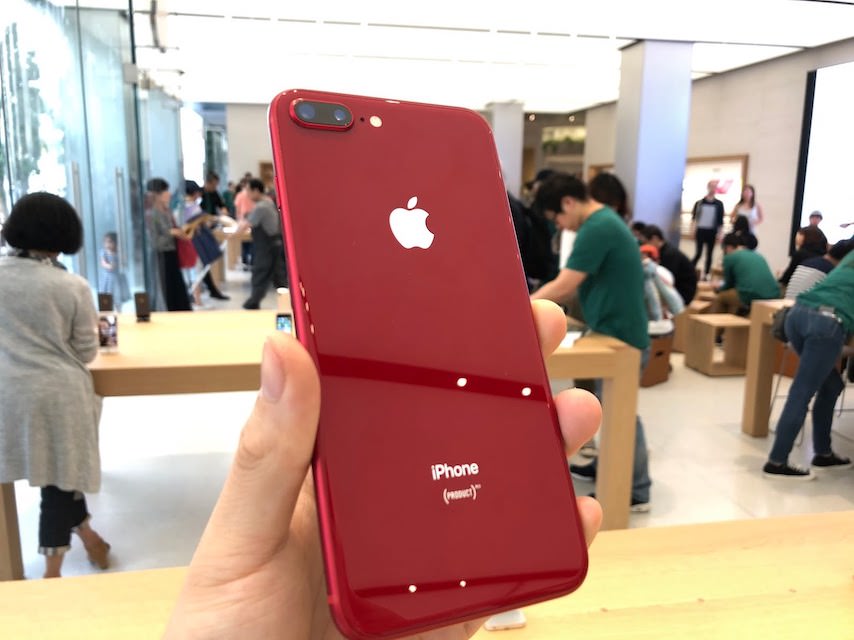 appleストア新宿のiPhone8plus_productredの背面