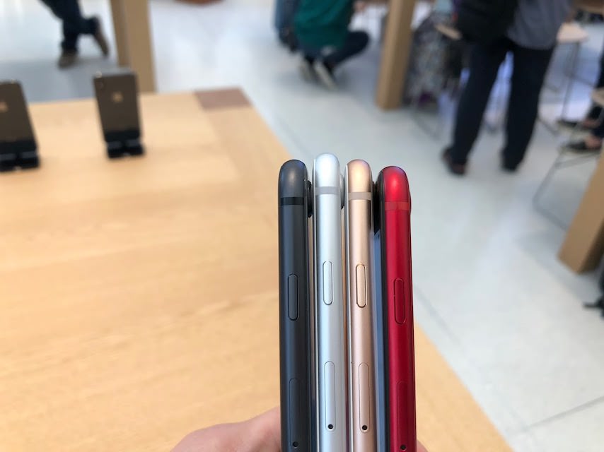 appleストア新宿のiPhone8plusのカラー全色の側面