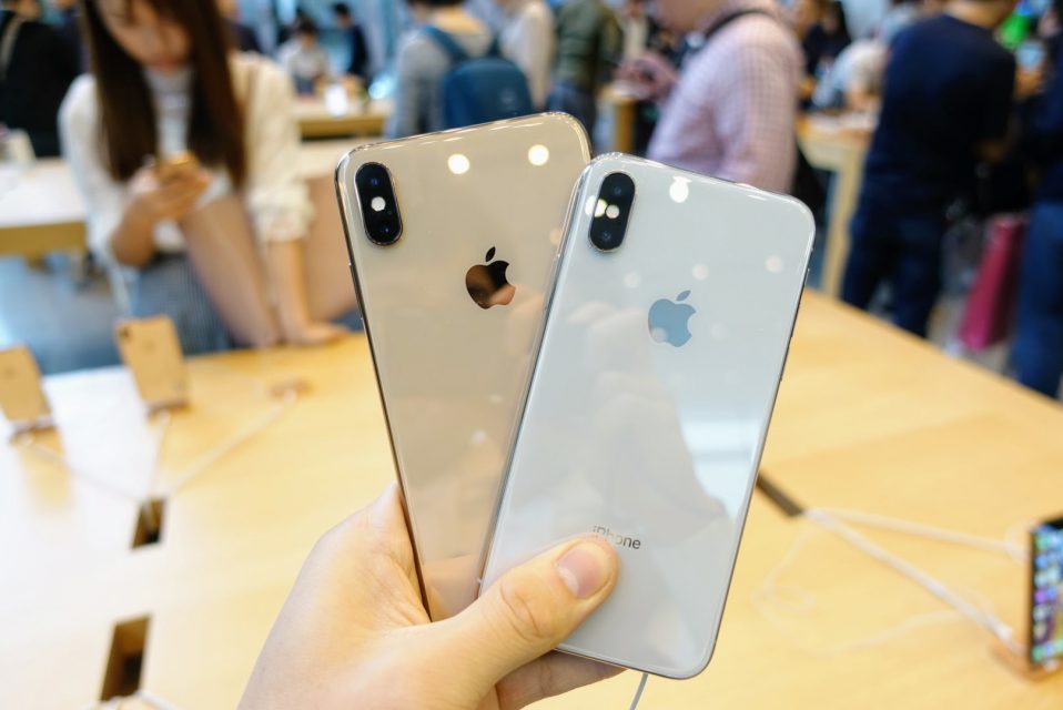 iPhone_xsのゴールドモデルとiPhone_xのホワイトモデルを比較