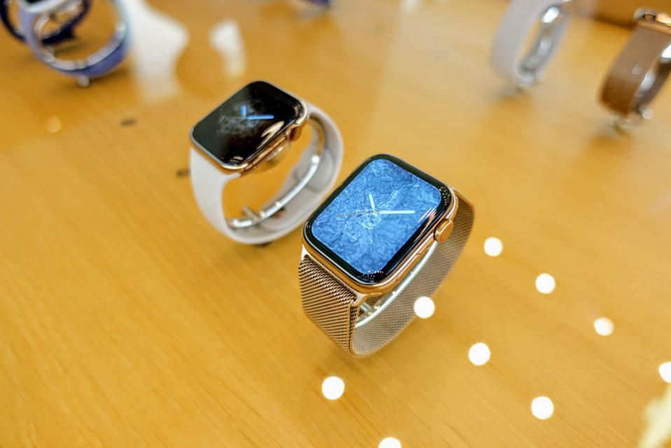 apple_watch_series4の40mmゴールドモデル展示