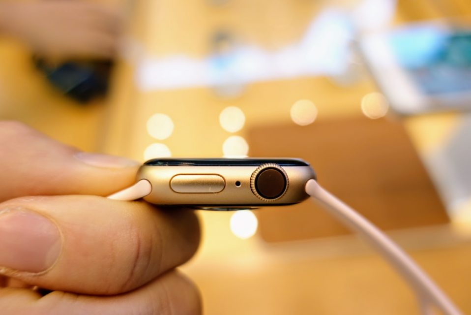 apple_watch_series4の40mmゴールドモデルの画面のDigital Crown側面