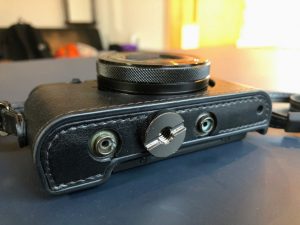 RX100M5のsony純正ケースデジタルカメラケース ジャケットケース ブラック LCJ-RXFの底部