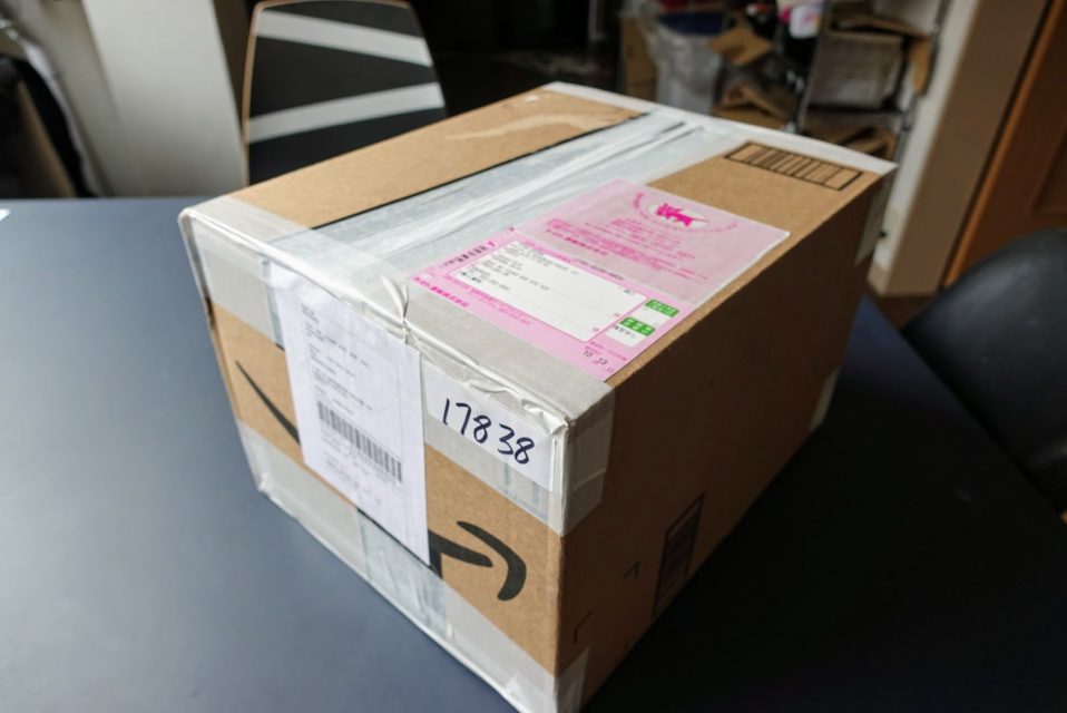 輸入代行の「XBORDER」でアメリカのAmazonから送られて来た荷物の箱が机の上に置かれている様子