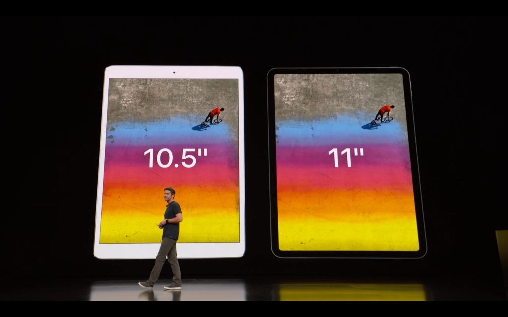 左に10.5インチのiPadProと右に11インチの新型ipadproが並んでいる様子