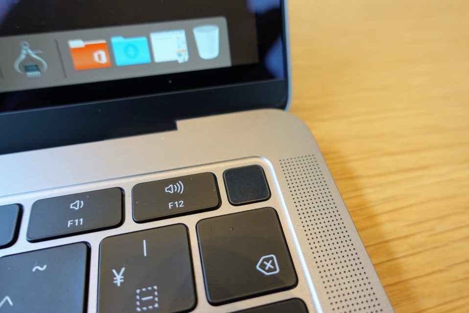 Macbook Air 2018のスペースグレイのキーボードの右上にある黒く四角い指紋認証Touch_id
